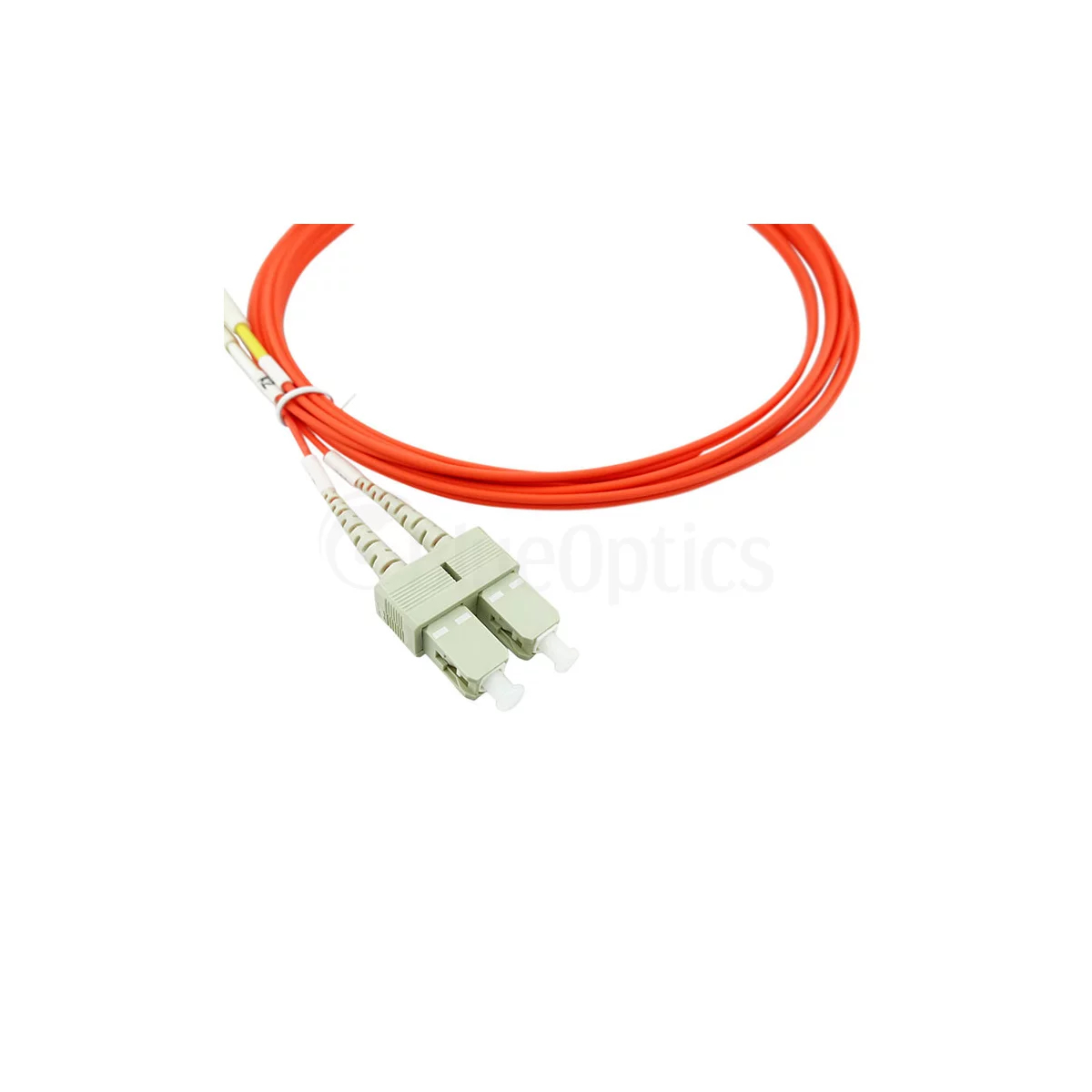 Un cavo in fibra ottica arancione con due connettori, su sfondo bianco.