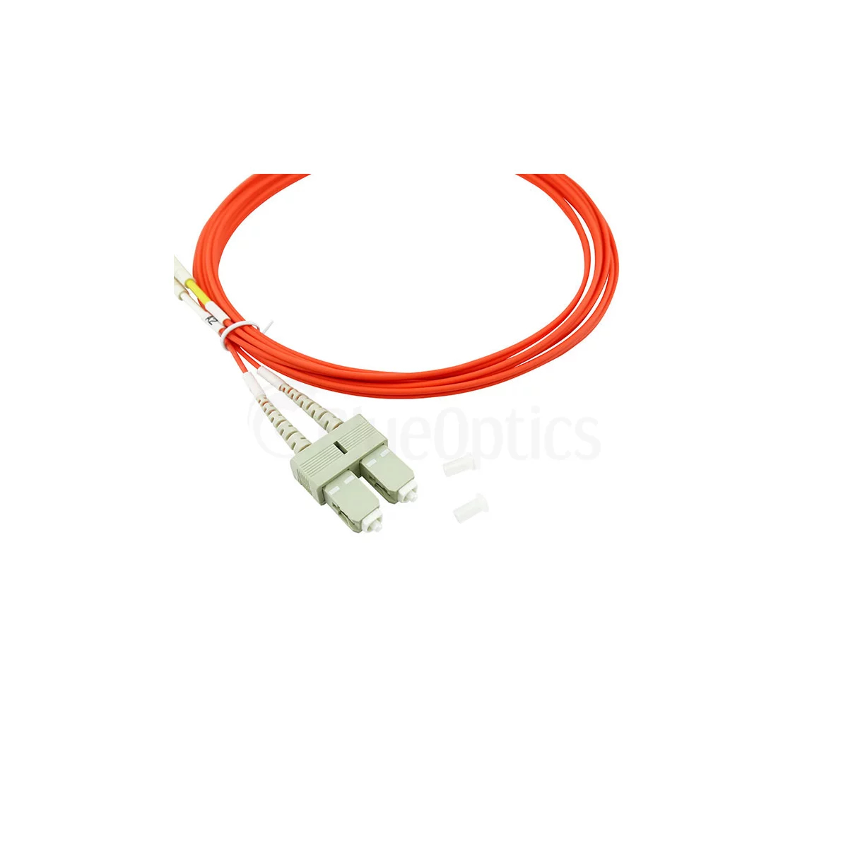 Un cavo in fibra ottica arancione con due connettori beige su una superficie bianca.