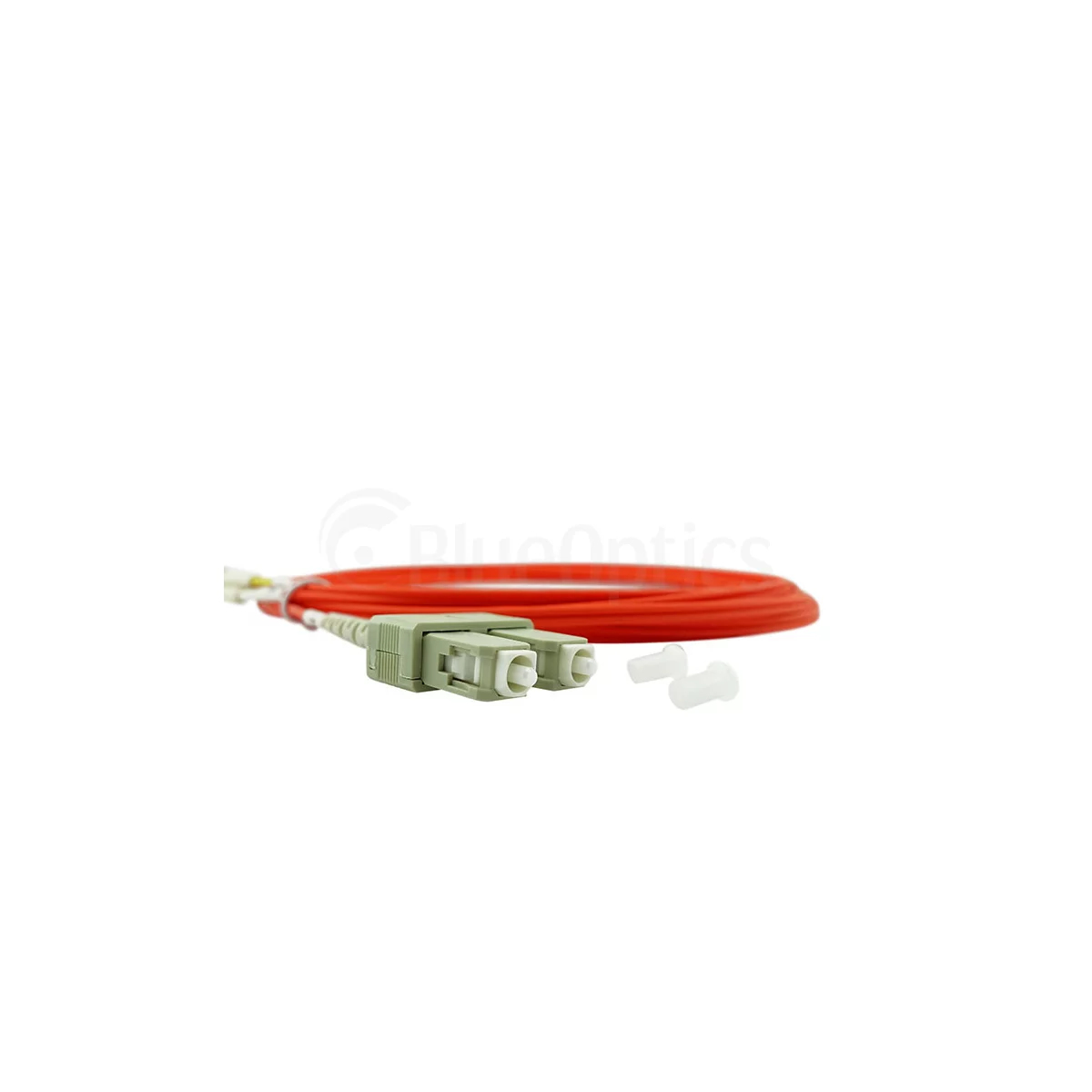 Cavo in fibra ottica arancione con due connettori e cappucci bianchi, su bianco.