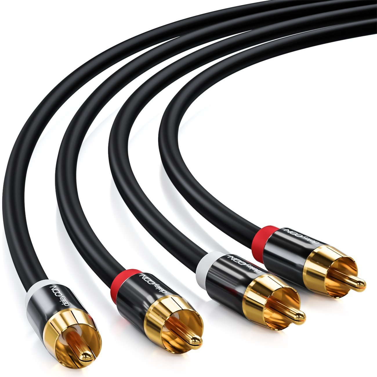 Vier schwarze Audiokabel mit goldenen und rot/weißen Steckern. Weißer Hintergrund.