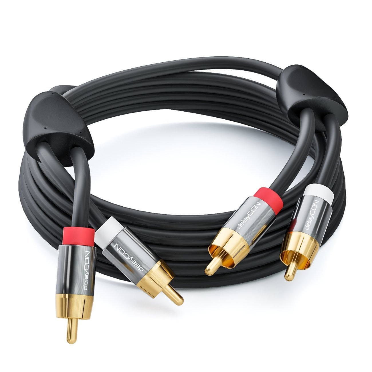 Schwarze Audiokabel mit goldenen und rot/weißen Steckern. Weißer Hintergrund.