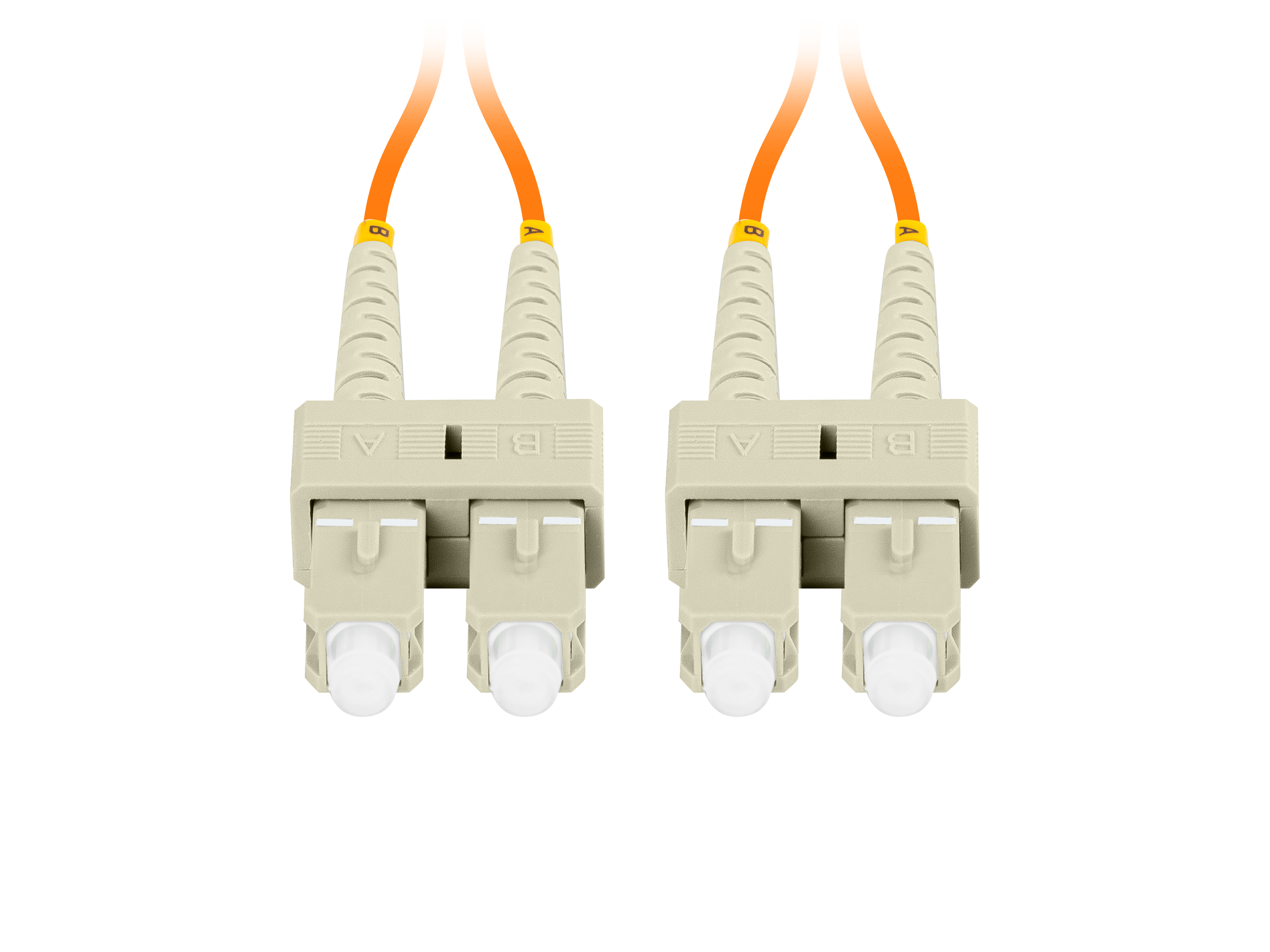 Due cavi in fibra ottica con connettori beige, cavi arancioni, sfondo bianco.