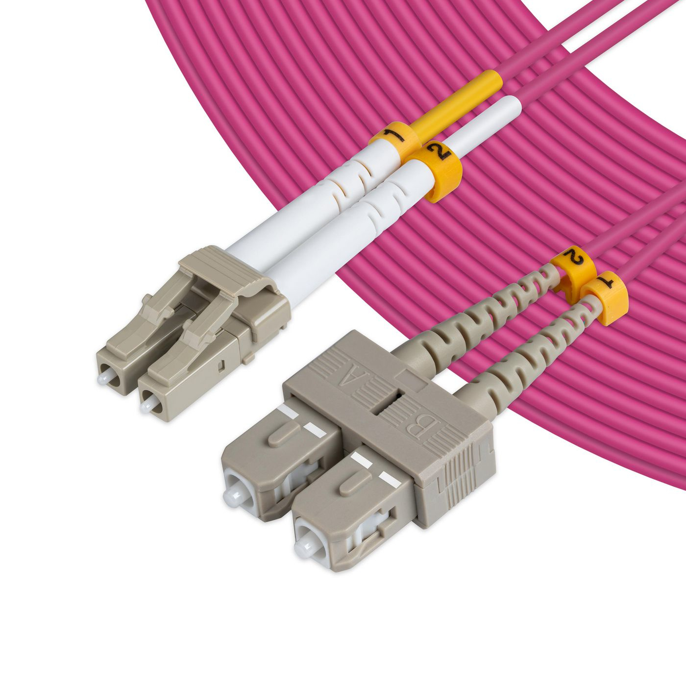 Due cavi in fibra ottica rosa con connettori grigi ed etichette gialle su sfondo bianco.