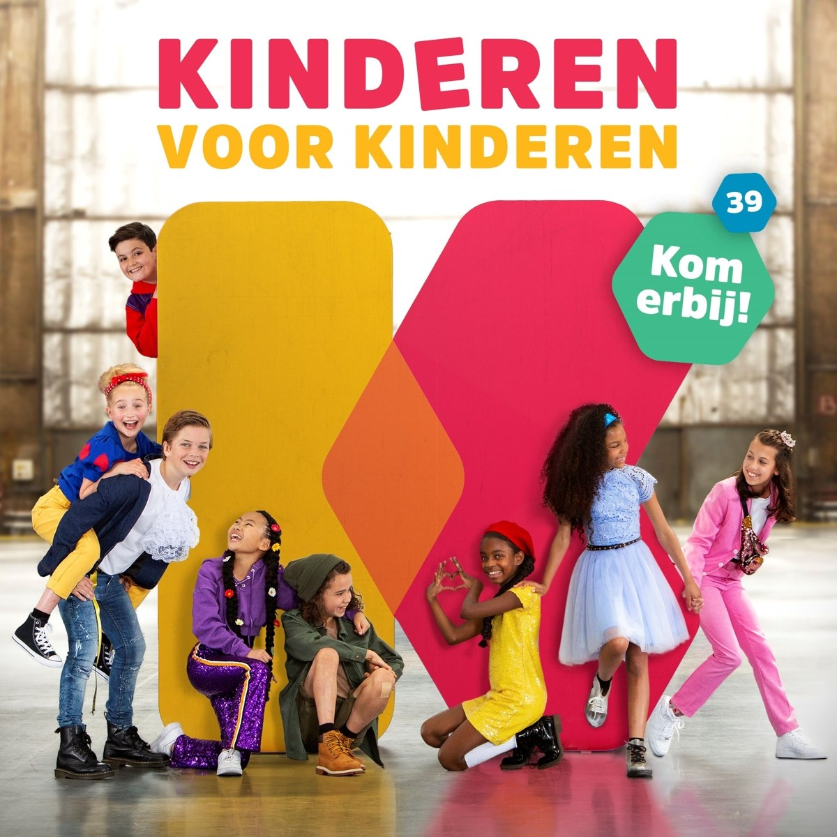 Een groep kinderen die glimlachen en poseren, een rode en gele achtergrond met de tekst 'Kinderen voor Kinderen'.