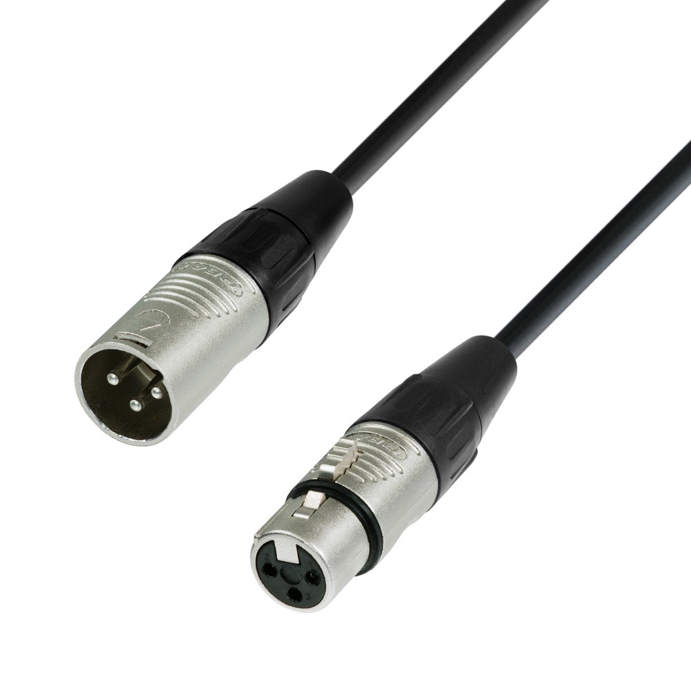 Due cavi audio XLR con cavi neri e connettori argentati. Lo sfondo è bianco.