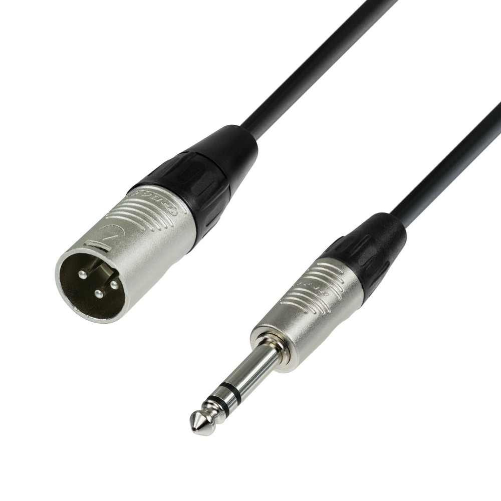 Un cavo audio da XLR a 1/4". Cavo nero, connettori argentati, sfondo bianco.