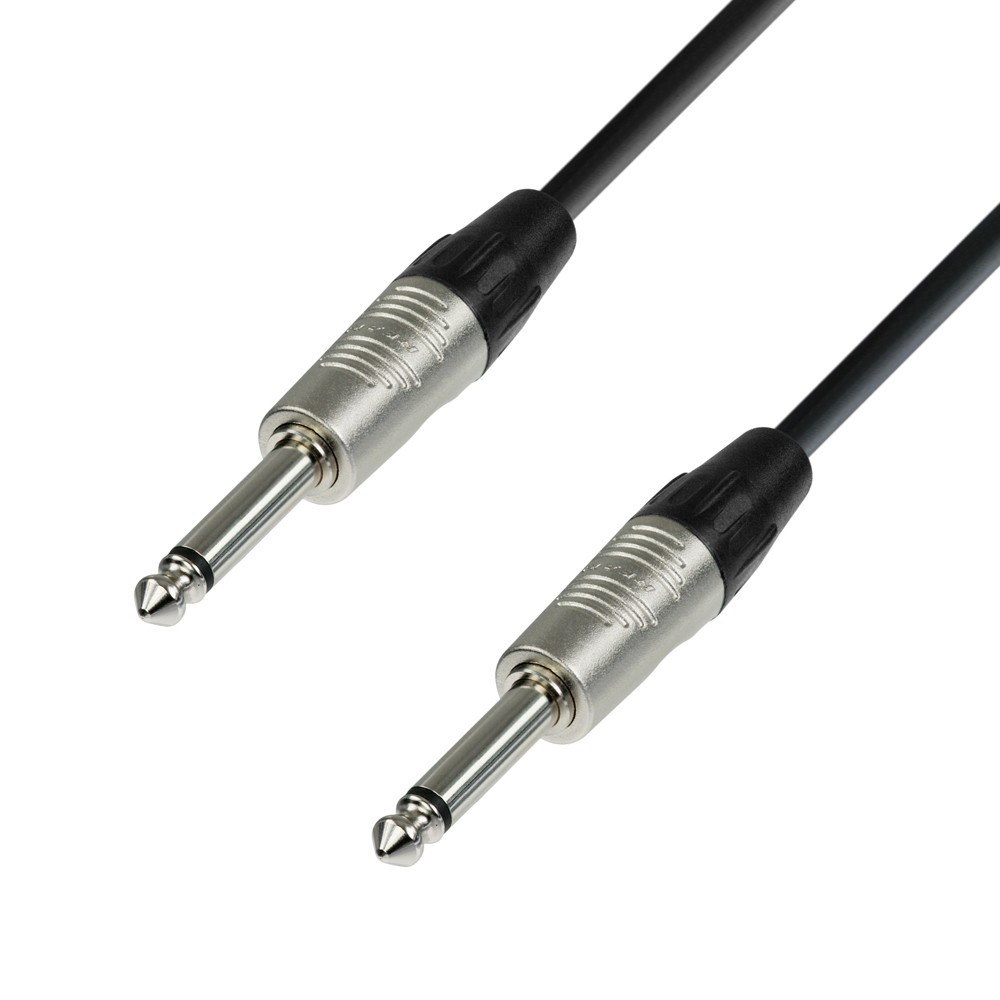 Due cavi audio neri con jack metallici su sfondo bianco.