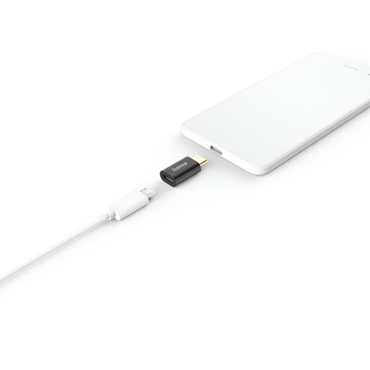 Biały smartfon, adapter USB-C i biały kabel. Adapter podłączony do telefonu.