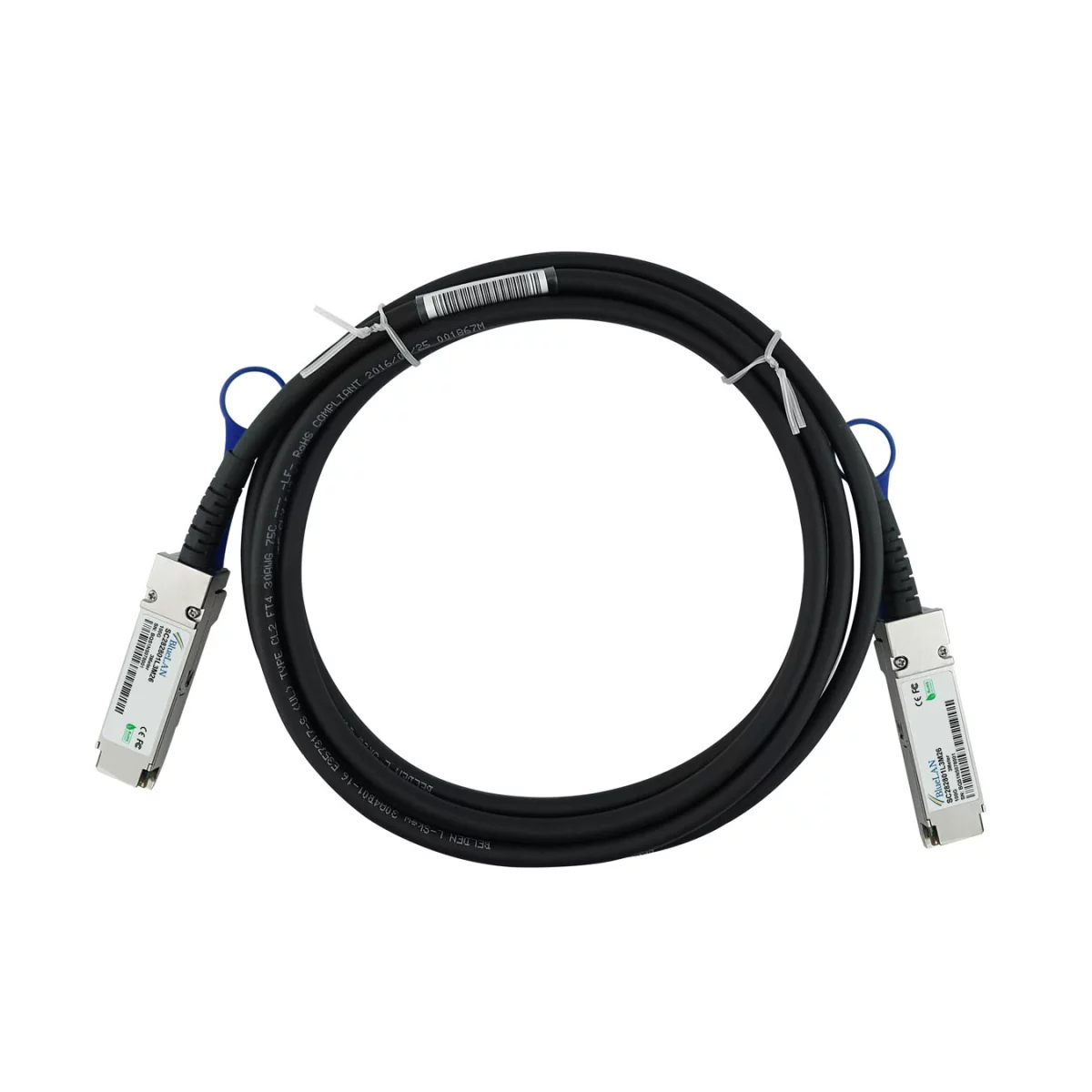 Cavo in fibra ottica nero con connettori e elementi di fissaggio blu su sfondo bianco.