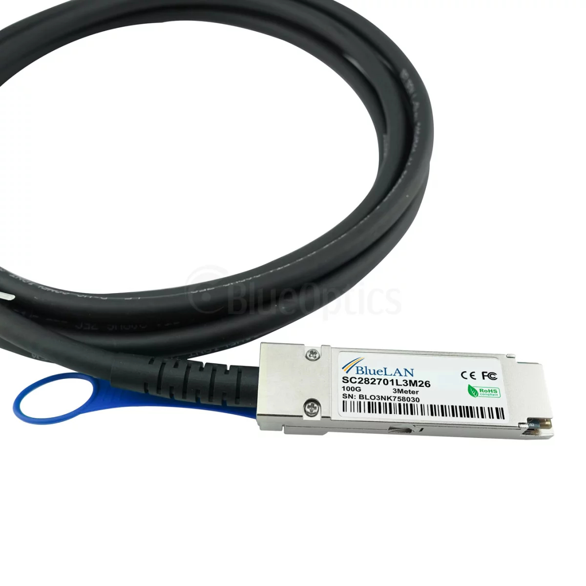 Cavo in fibra ottica nero con connettore Bluelan e linguetta blu.