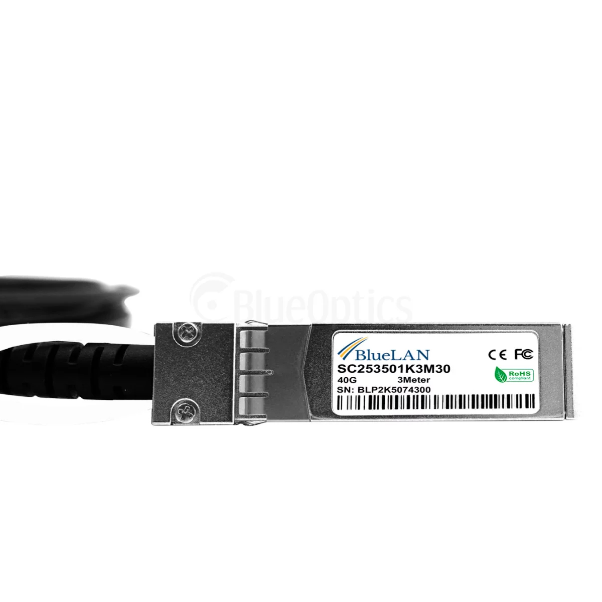 Connettore in fibra ottica Bluelan su un cavo nero.