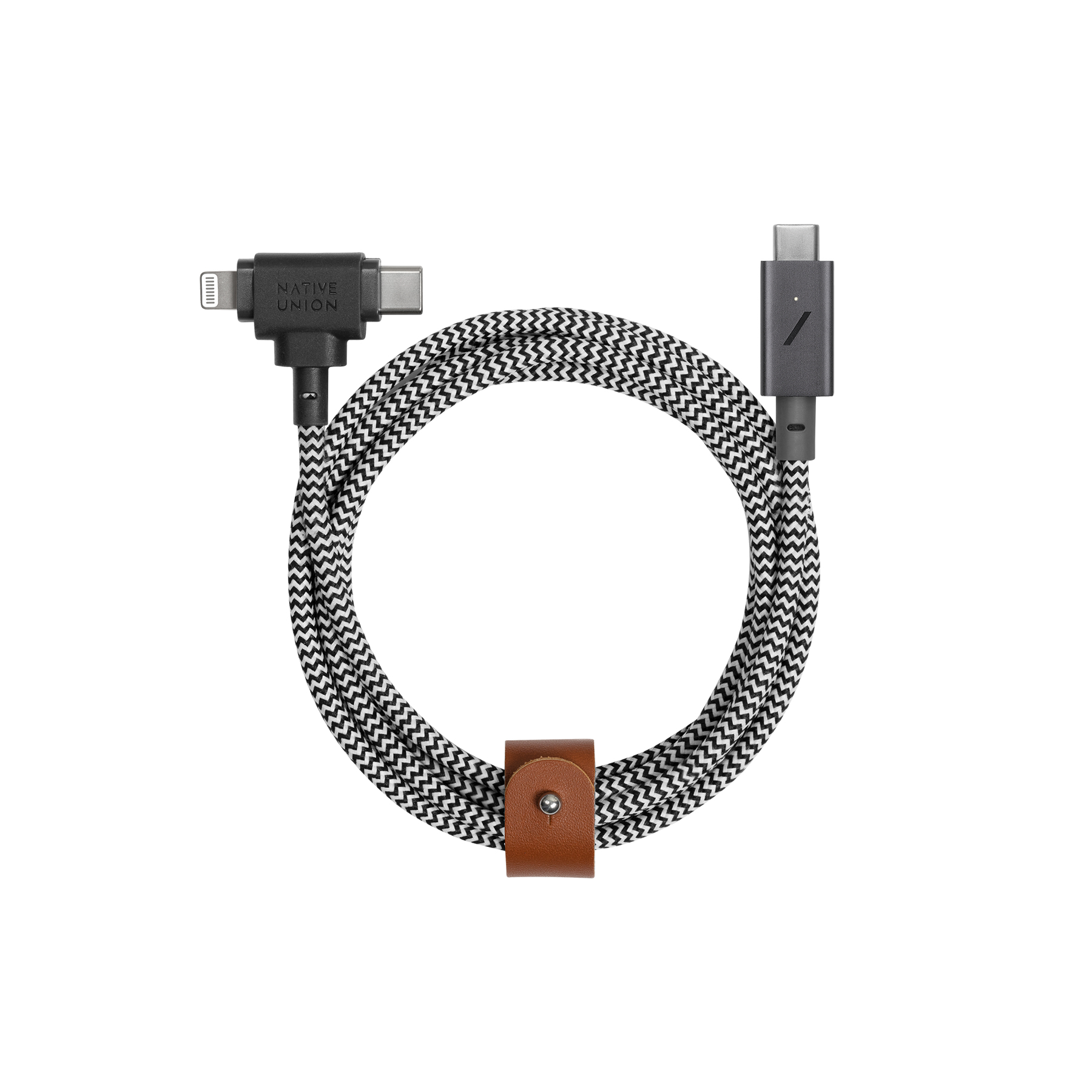 Cavo di ricarica intrecciato bianco e nero con cinturino in pelle e due connettori.