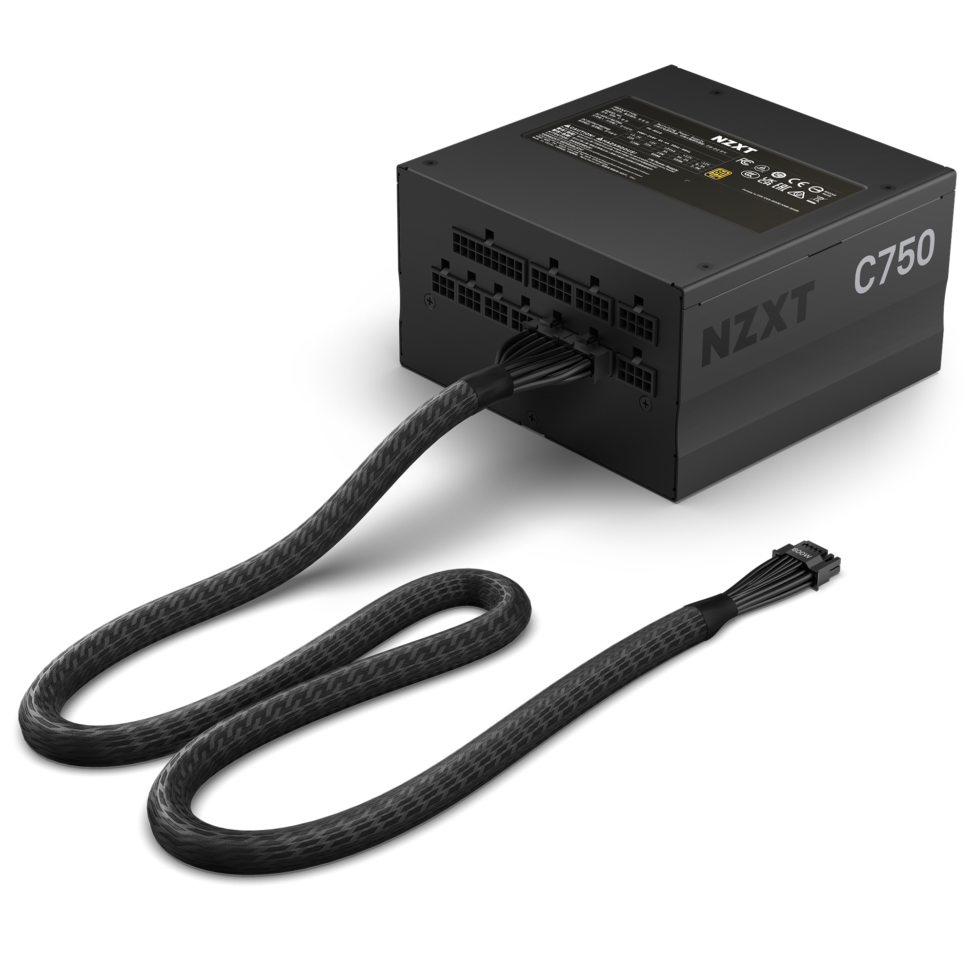 Alimentatore nero NZXT C750 con cavi collegati su una superficie bianca.