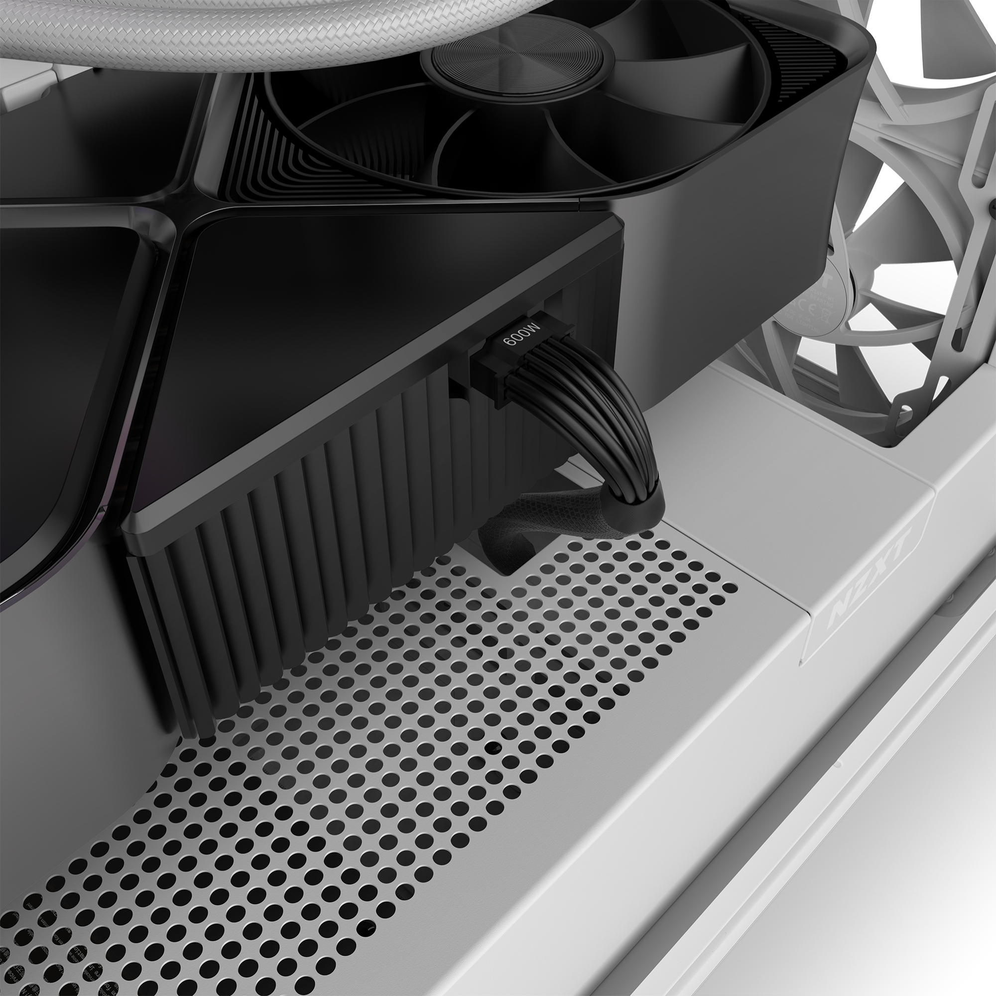 Componente computer nero con cavi e ventola all'interno di un case bianco.