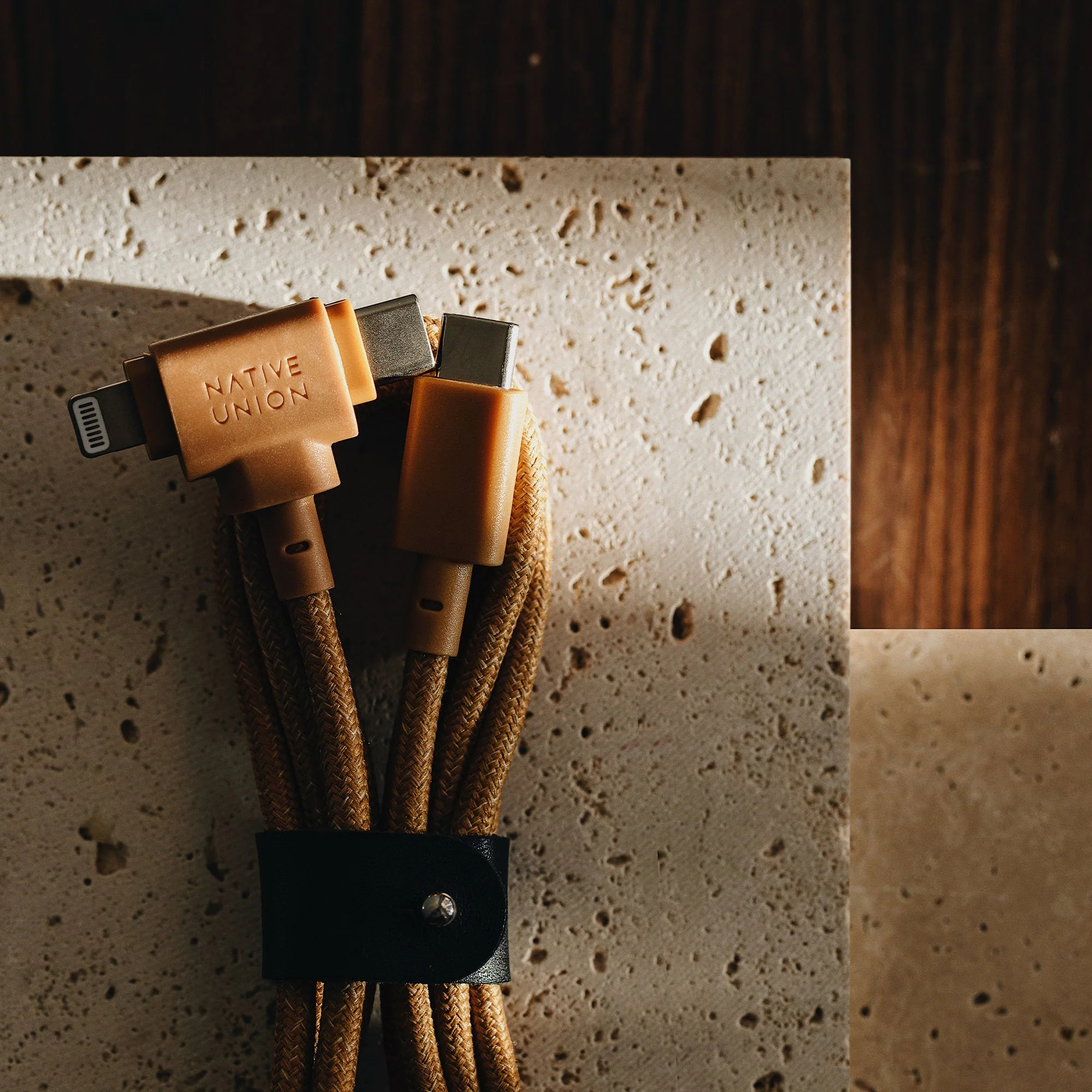 Due cavi di ricarica Native Union con connettori lightning e USB-C su una superficie.
