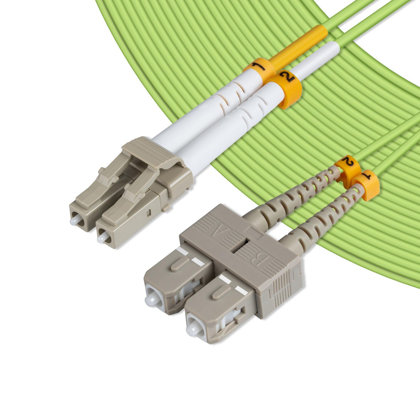 Due cavi in fibra ottica con connettori beige, cavi verdi, sfondo bianco.