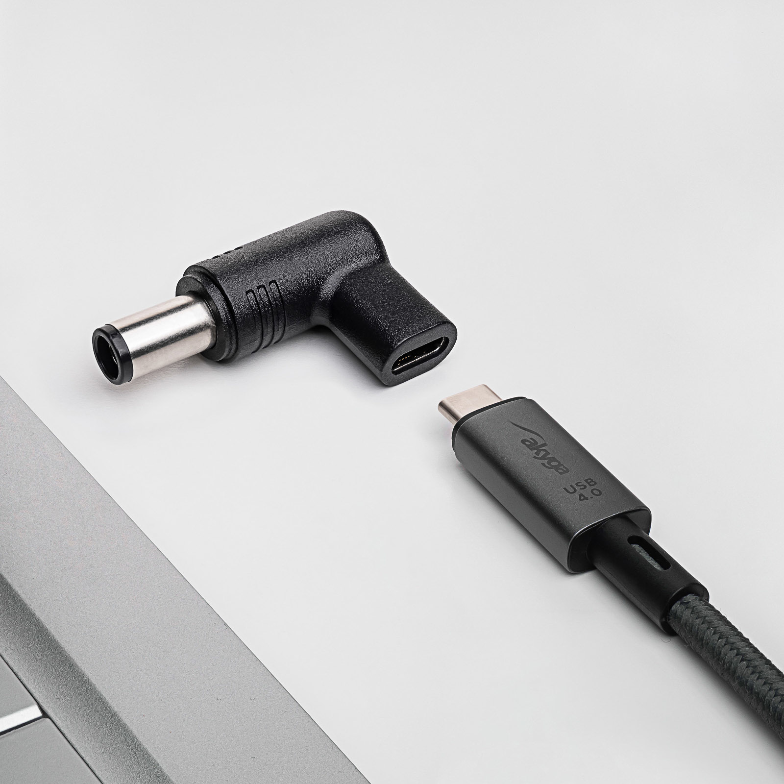 Czarny i srebrny kabel Akya USB 4.0 ze złączem 90 stopni i USB-C.