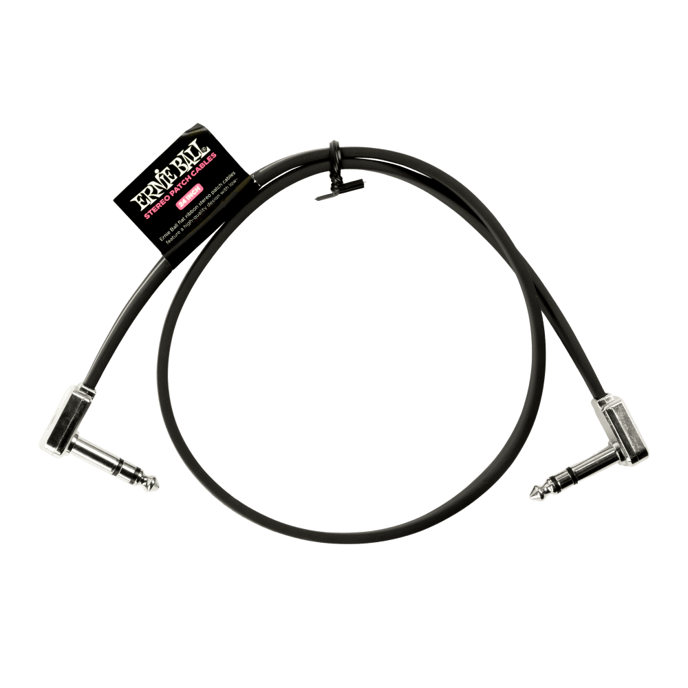 Cavo nero con due connettori angolati, marchio 'Ernie Ball', fascetta nera, sfondo bianco.