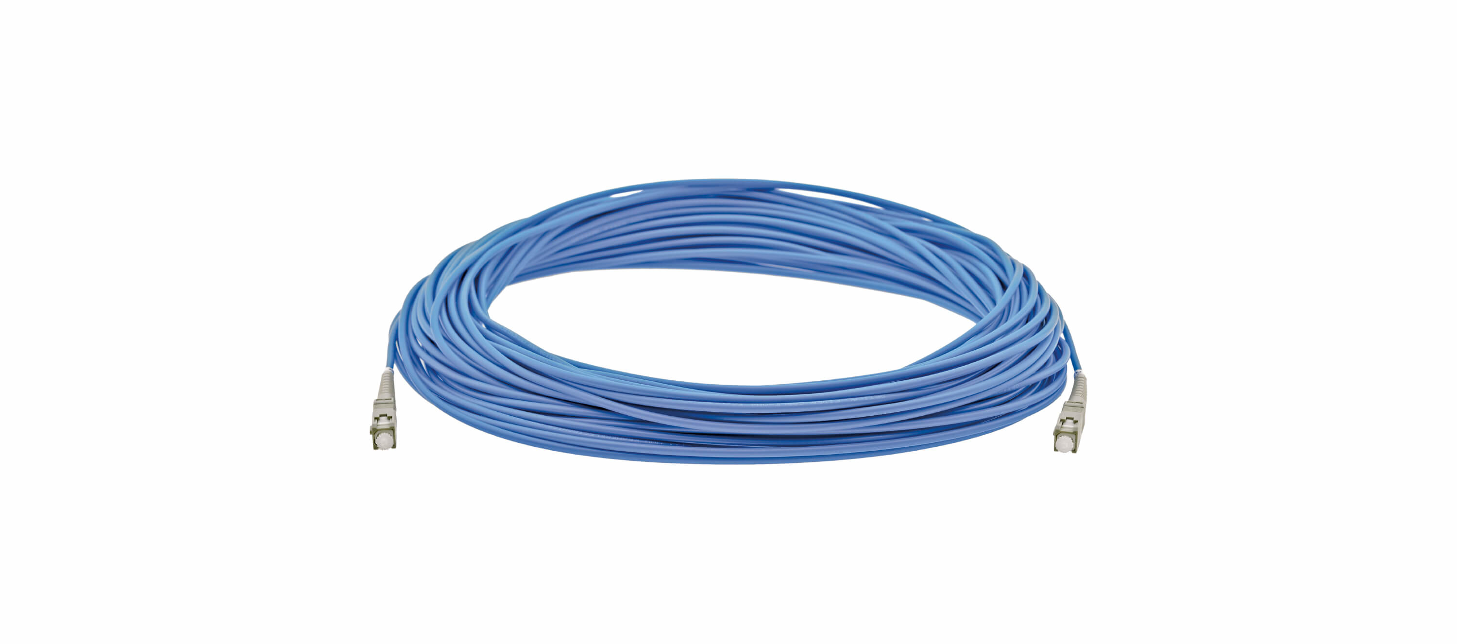 Cavo in fibra ottica blu arrotolato, sfondo bianco. Connettori a ciascuna estremità.