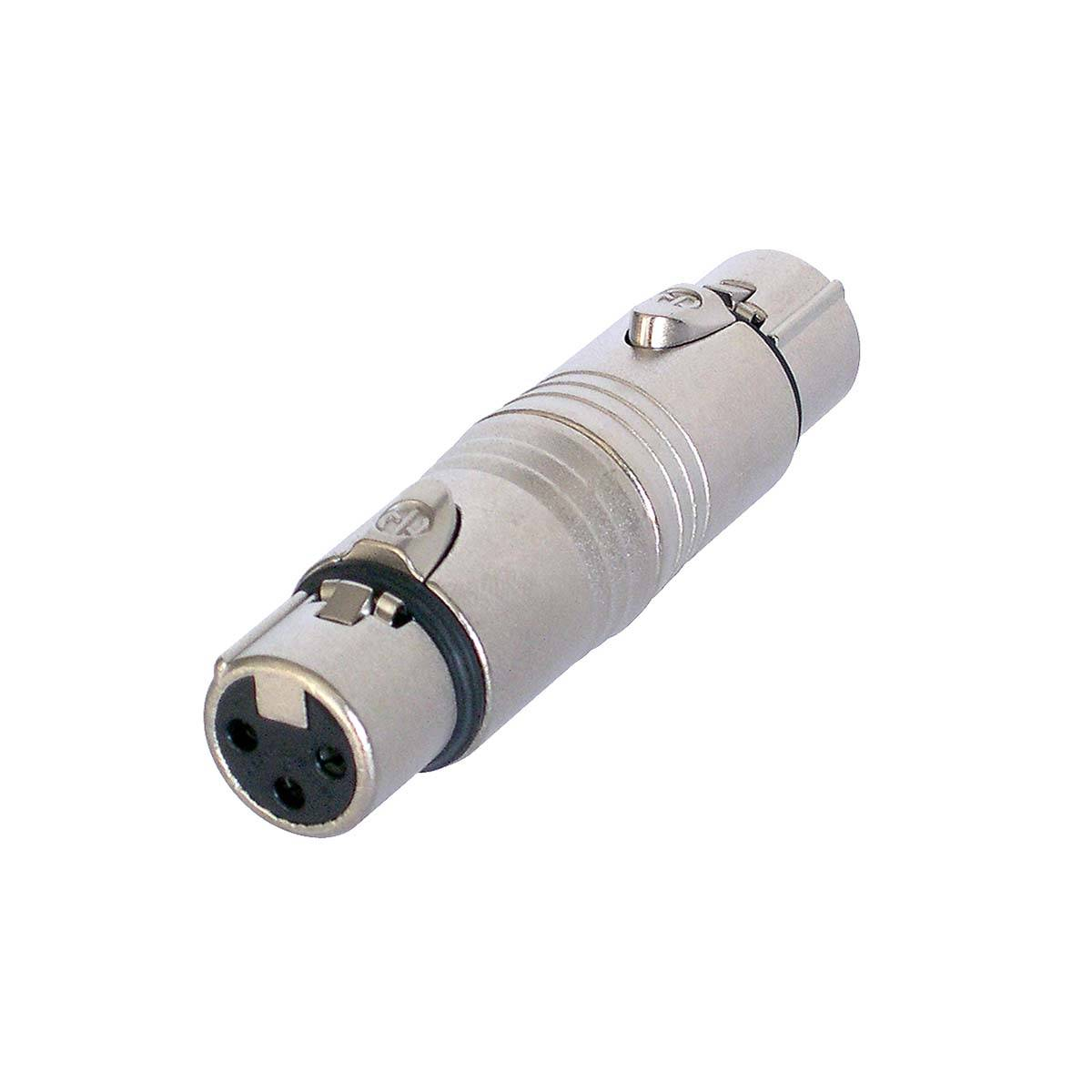 Een zilveren XLR-connector. Het heeft een zwarte inzet met drie gaten. De achtergrond is wit.