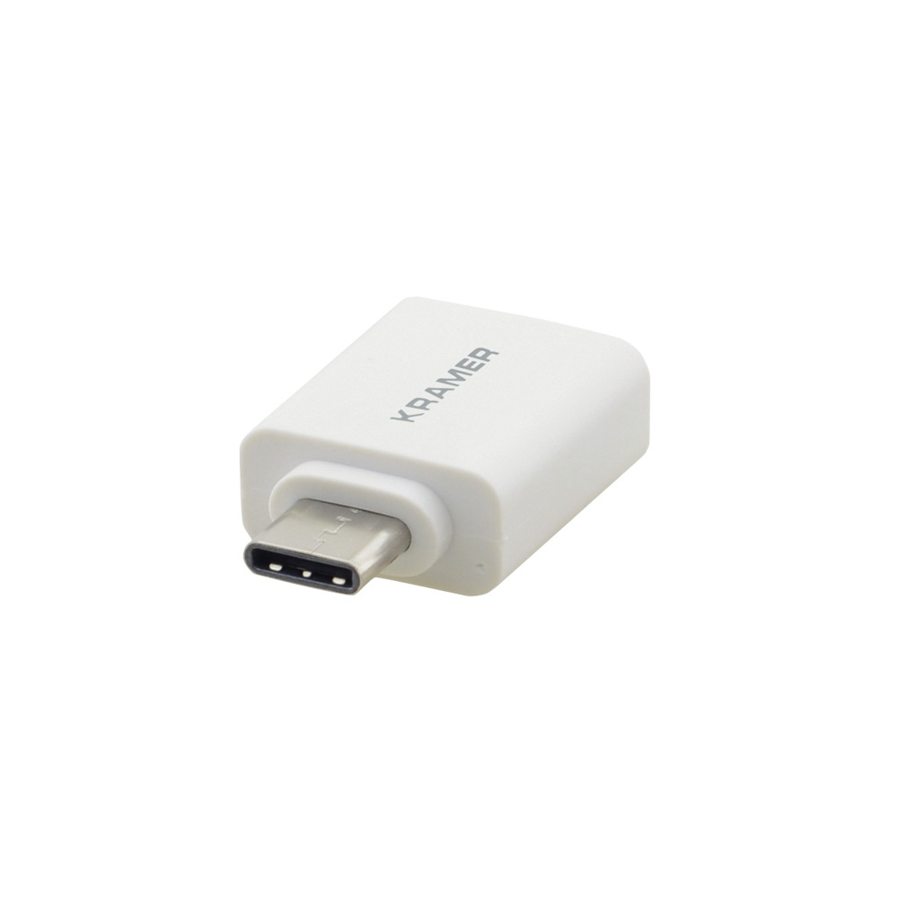 Adattatore USB-C Kramer bianco su sfondo bianco, vista ravvicinata.