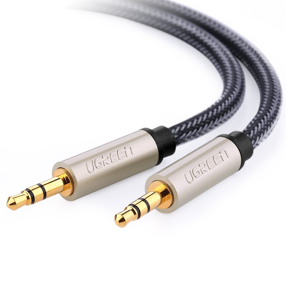 Due cavi audio da 3,5 mm con connettori color oro e marchio UGREEN.