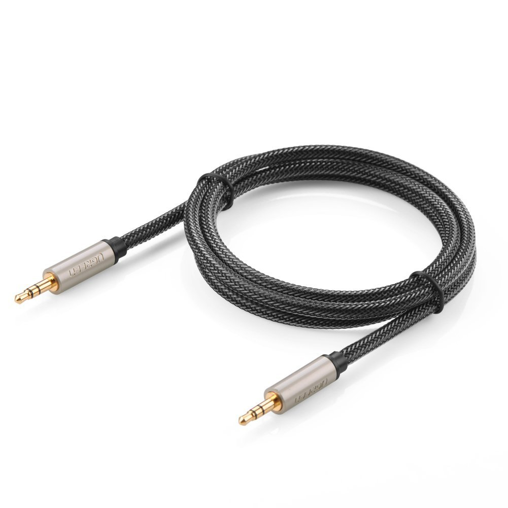 Un cavo audio nero con connettori dorati, con marchio UGREEN.