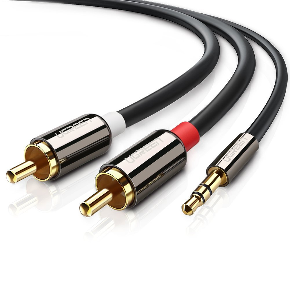 Tre cavi audio neri con etichette UGREEN e connettori dorati, sfondo bianco.