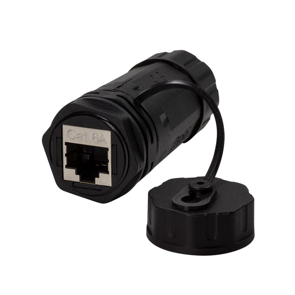 Un connettore di rete Cat 6A nero con coperchio su sfondo bianco.