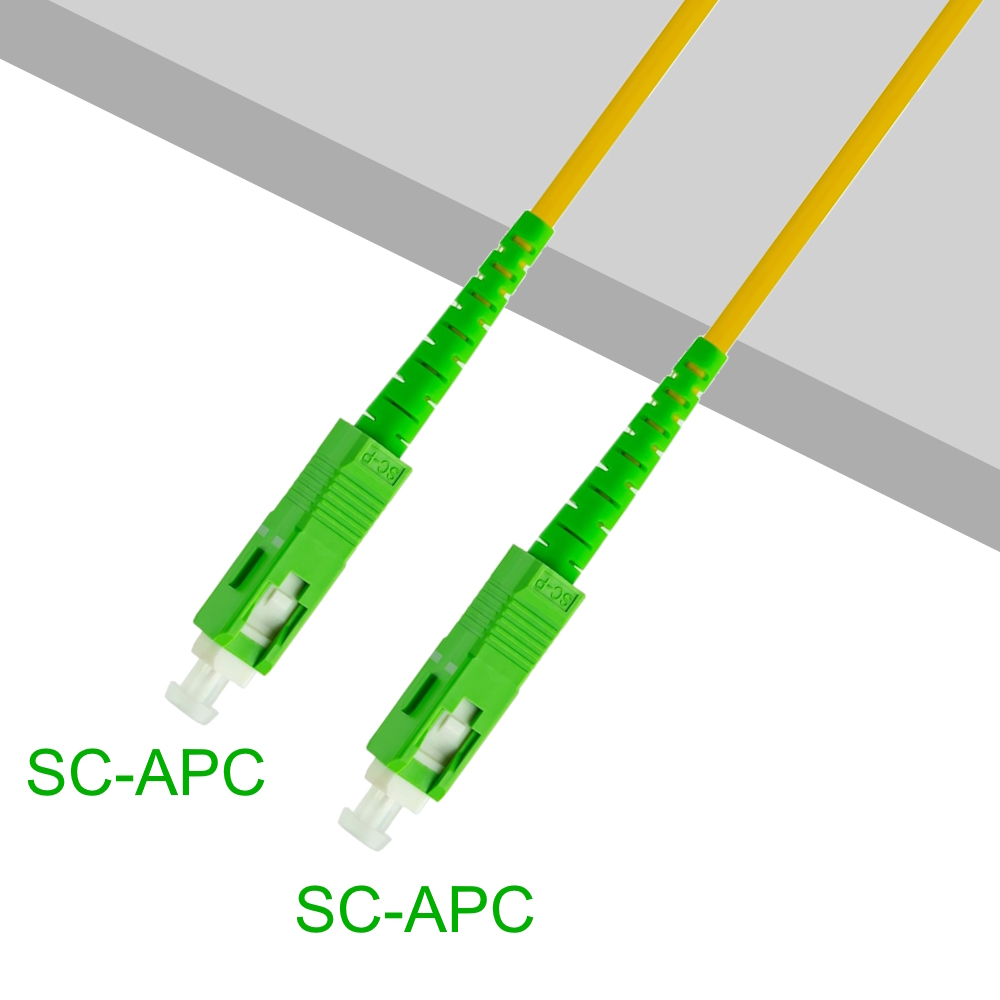 Due cavi in fibra ottica gialli con connettori verdi. Sono presenti etichette SC-APC.