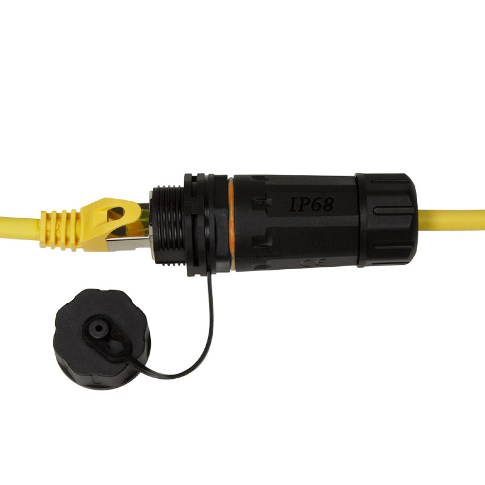 Connettore impermeabile IP68 nero con cavo giallo. Sfondo bianco.