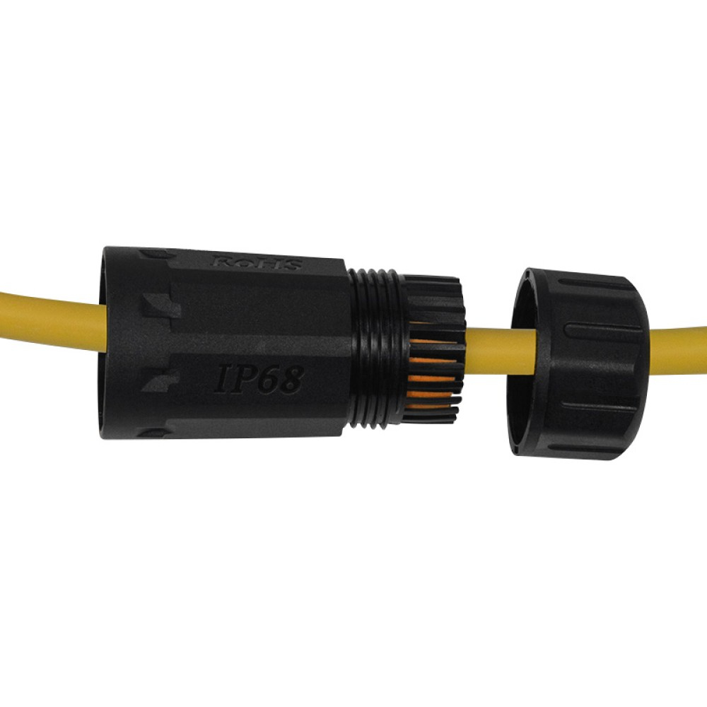 Connettore nero impermeabile con cavo giallo. Sfondo bianco.