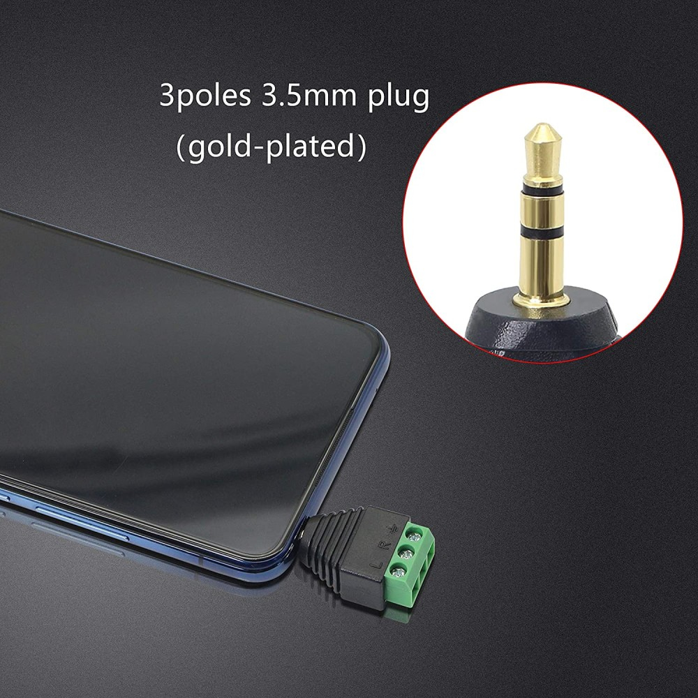 Smartphone collegato a una spina placcata oro da 3,5 mm.