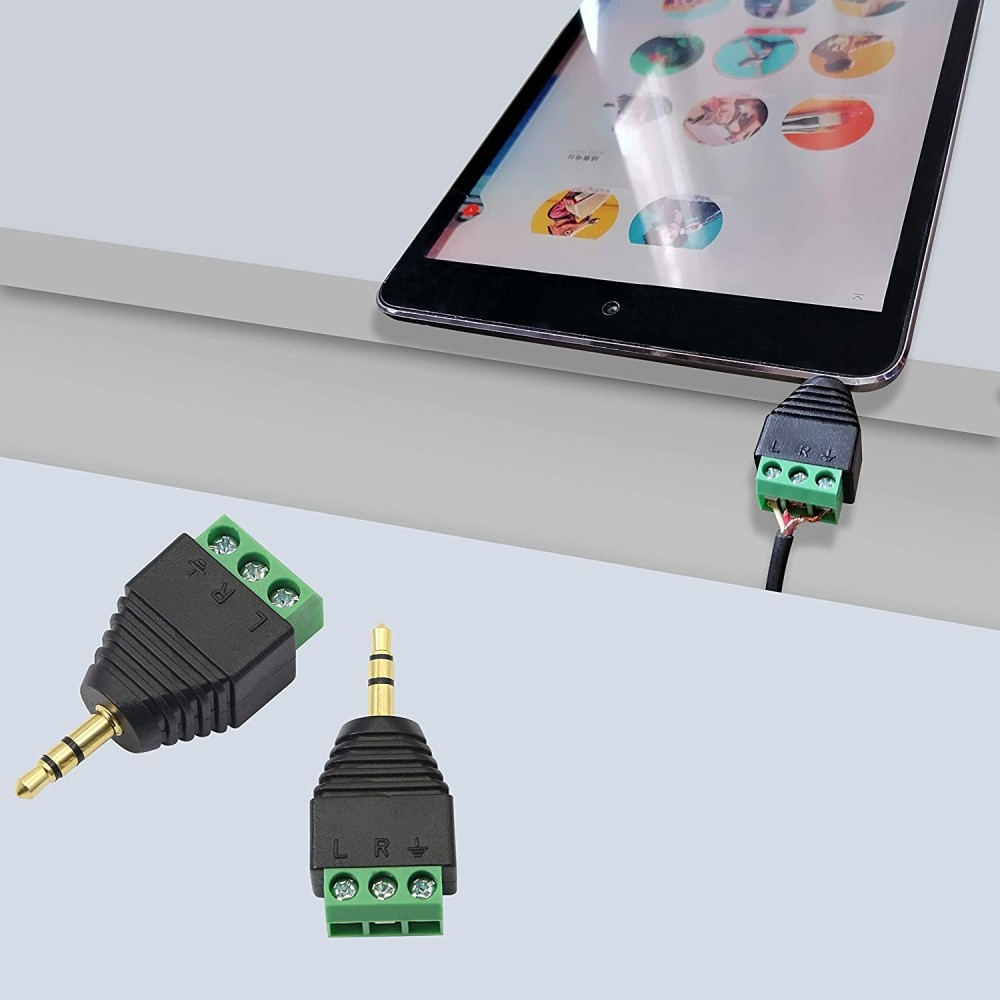 Tablet e connettori audio con terminali verdi e jack da 3,5 mm, primo piano.