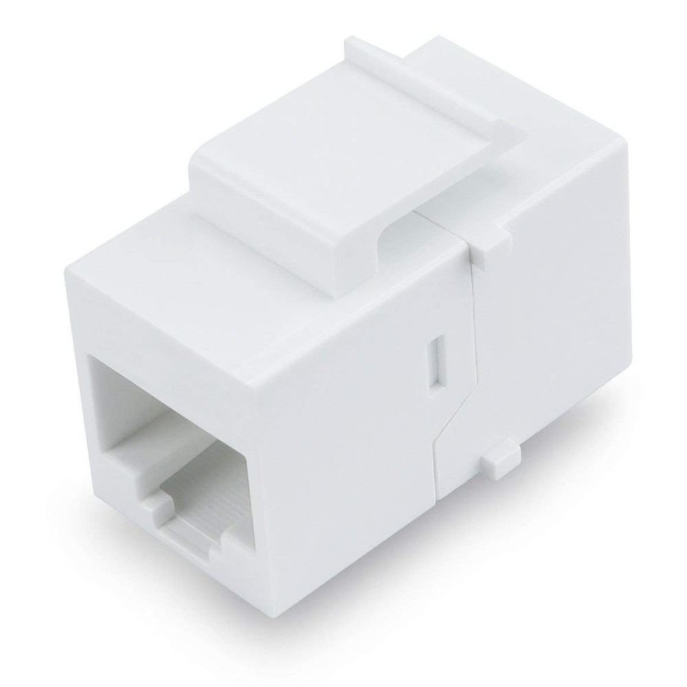 Un connettore keystone CAT6A bianco, pronto per essere collegato. Lo sfondo è bianco.