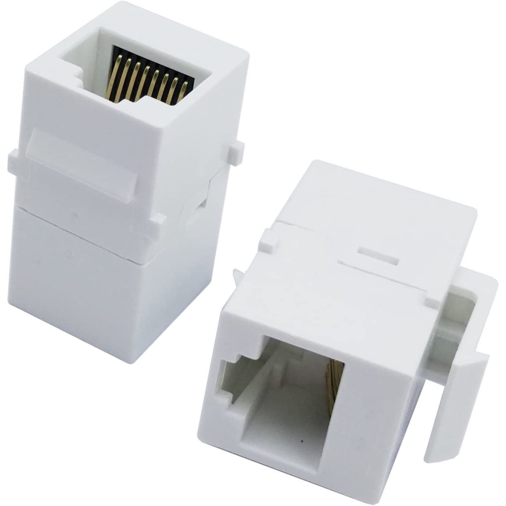 Due connettori RJ45 bianchi. Uno mostra i pin dorati, entrambi rivolti l'uno verso l'altro.