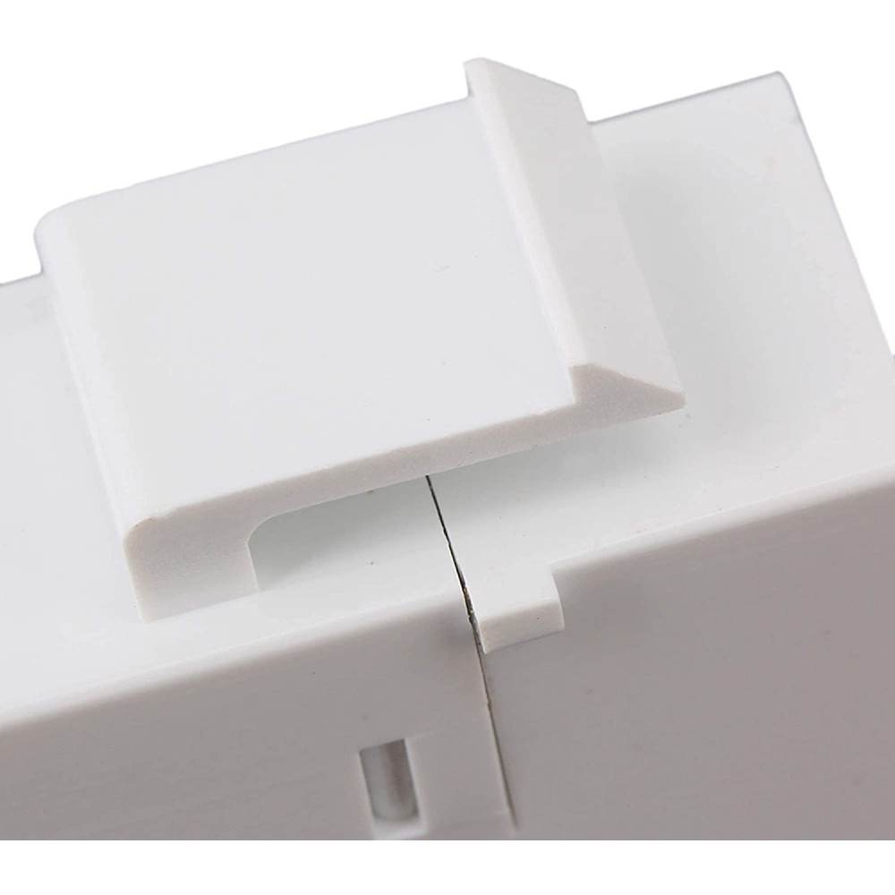 Primo piano del fermo di un connettore RJ45 bianco. È bianco e rettangolare.