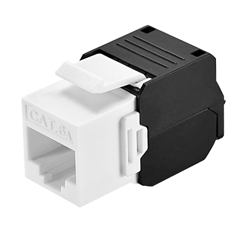 Connettore RJ45 bianco e nero. Ha un fermo ed è etichettato CAT. 5A.