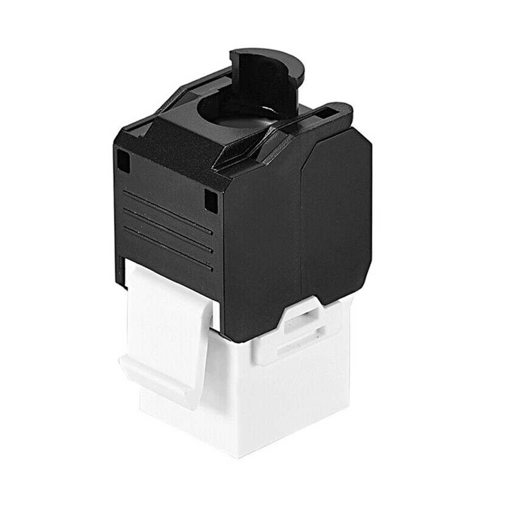 Connettore RJ45 bianco e nero. La parte nera copre la parte bianca, con un fermo.