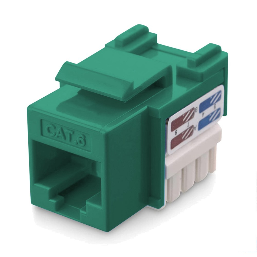 Connettore RJ45 verde con etichette di cablaggio bianche e marroni. Marcato CAT.6.