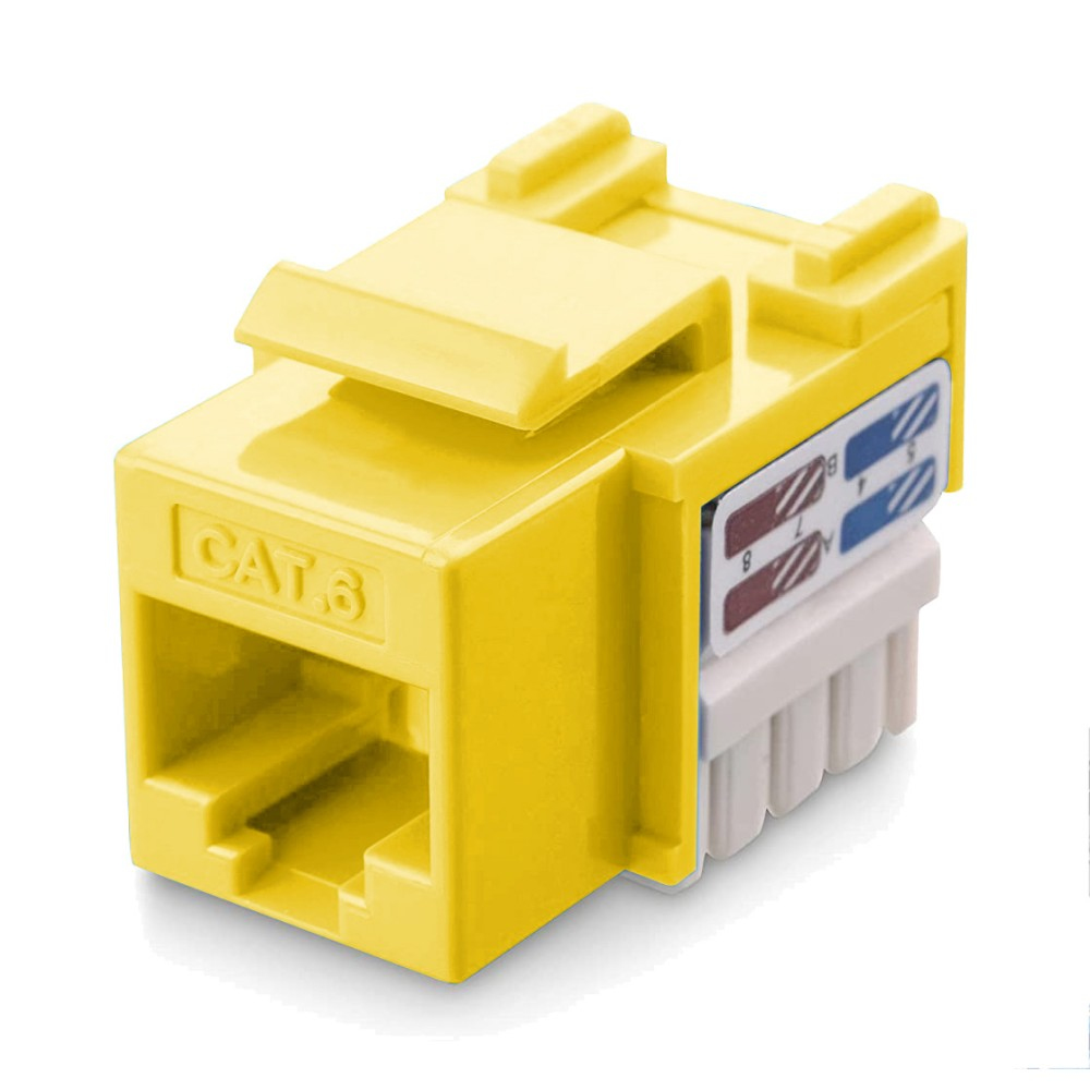 Connettore RJ45 giallo con etichette di cablaggio bianche e marroni. Marcato CAT.6.