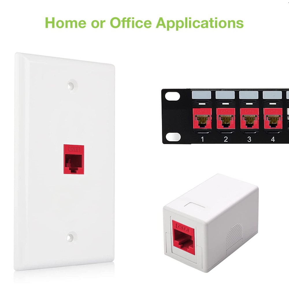 Applicazioni domestiche o per ufficio. Una placca a muro bianca con un jack CAT6 rosso. Un rack nero con jack.