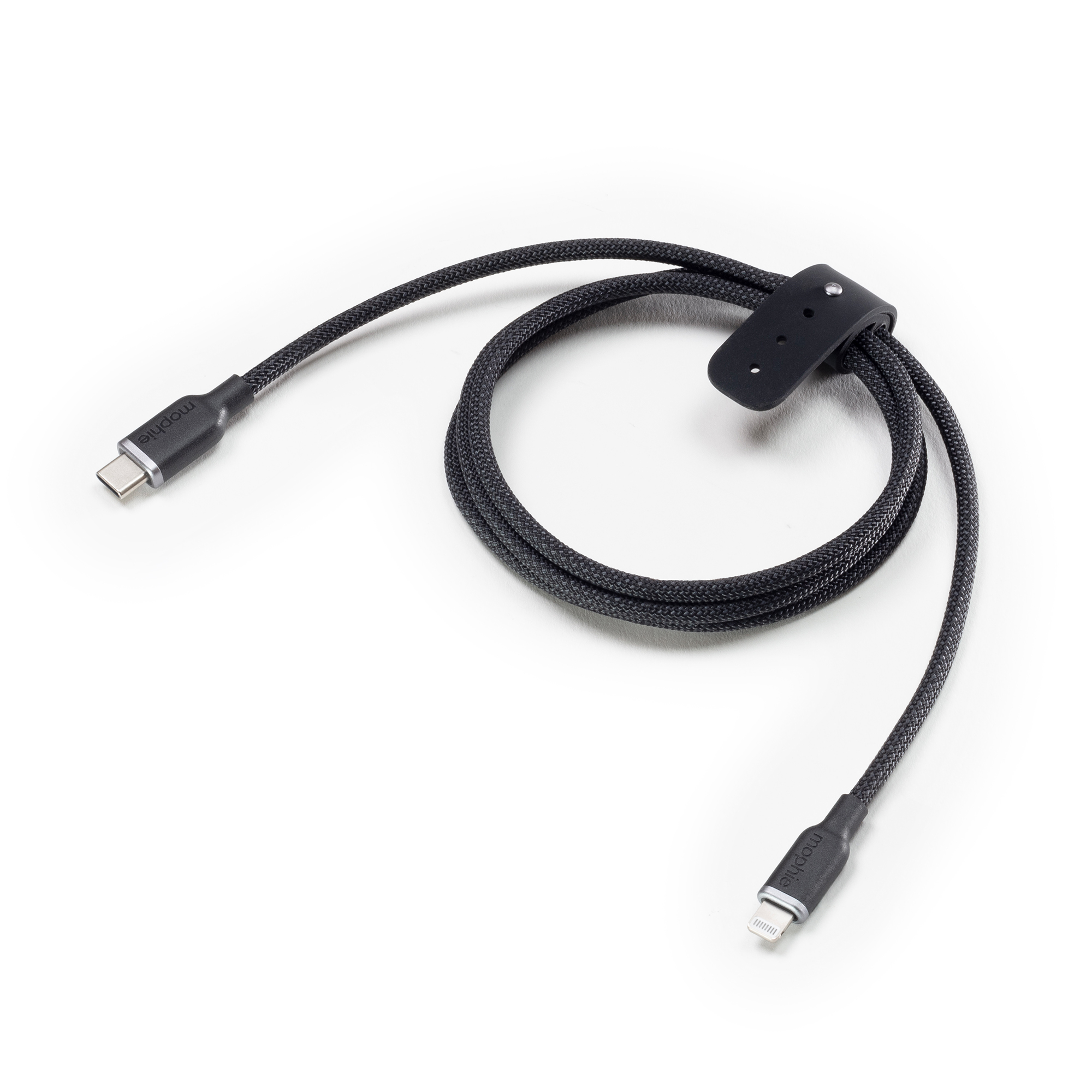 Cavo di ricarica nero con connettore USB-C e Lightning. Il cavo è arrotolato su sfondo bianco.