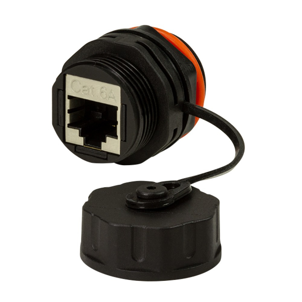 Un connettore Ethernet CAT6A nero con cappuccio, isolato su sfondo bianco.