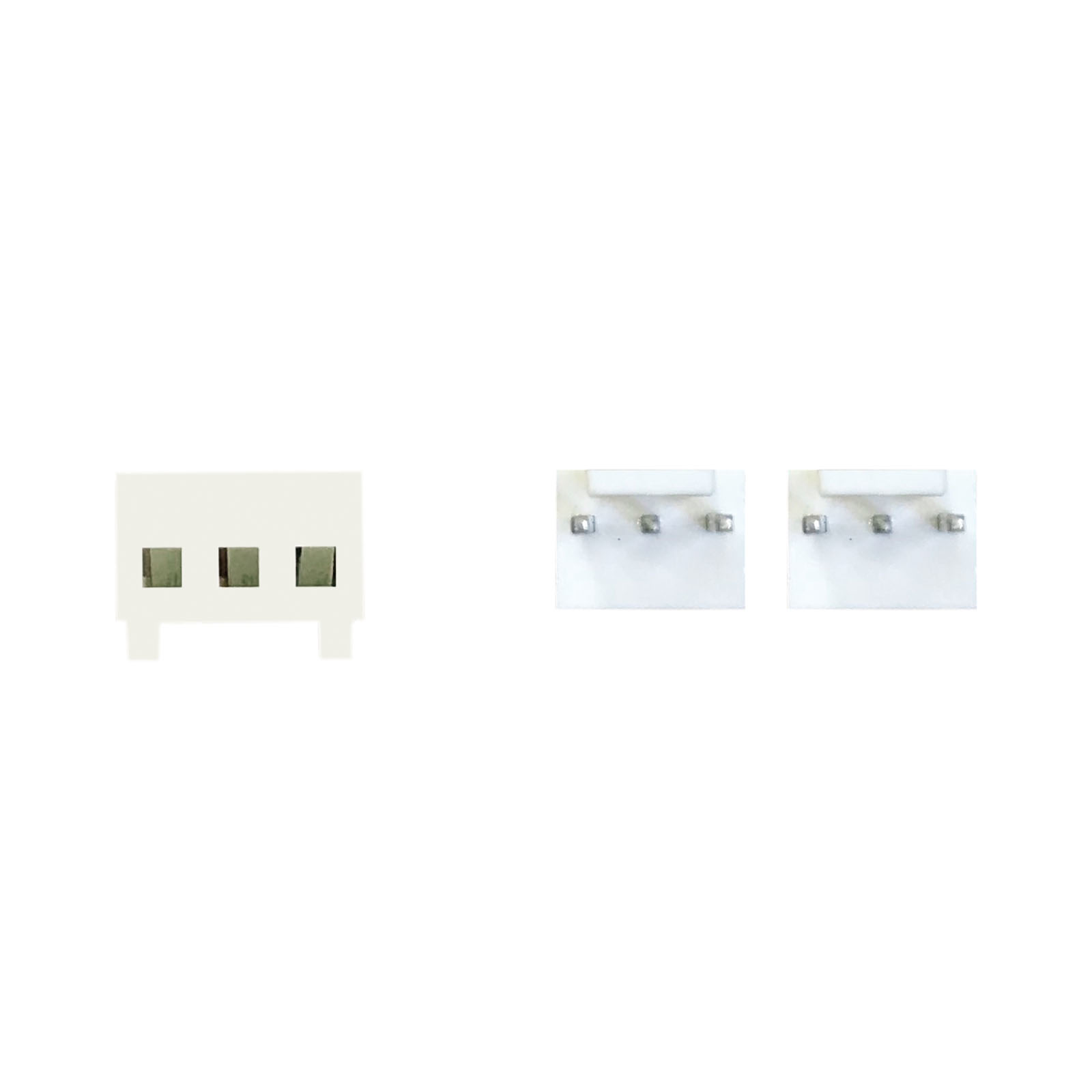 Un connettore bianco con tre slot e due connettori bianchi con tre pin.