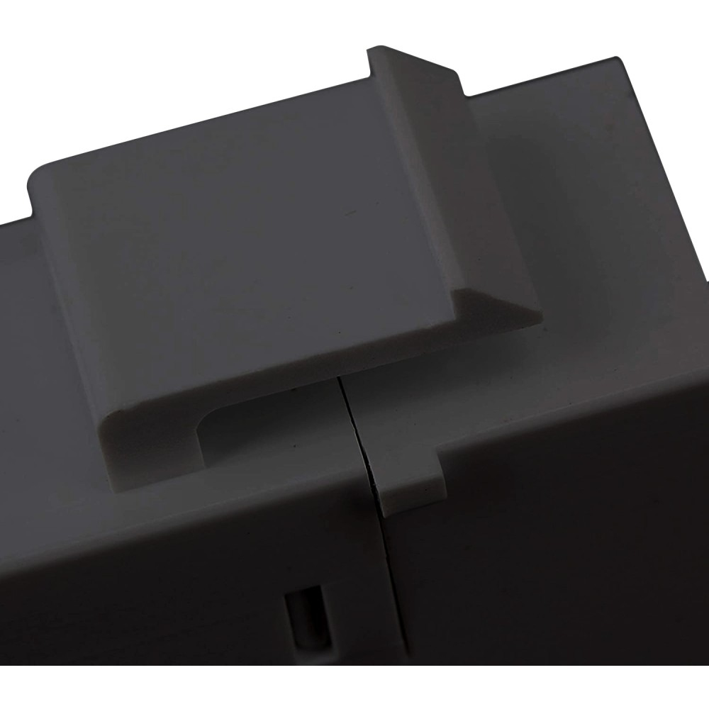 Primo piano della sezione superiore dell'accoppiatore RJ45 grigio. Sfondo bianco.