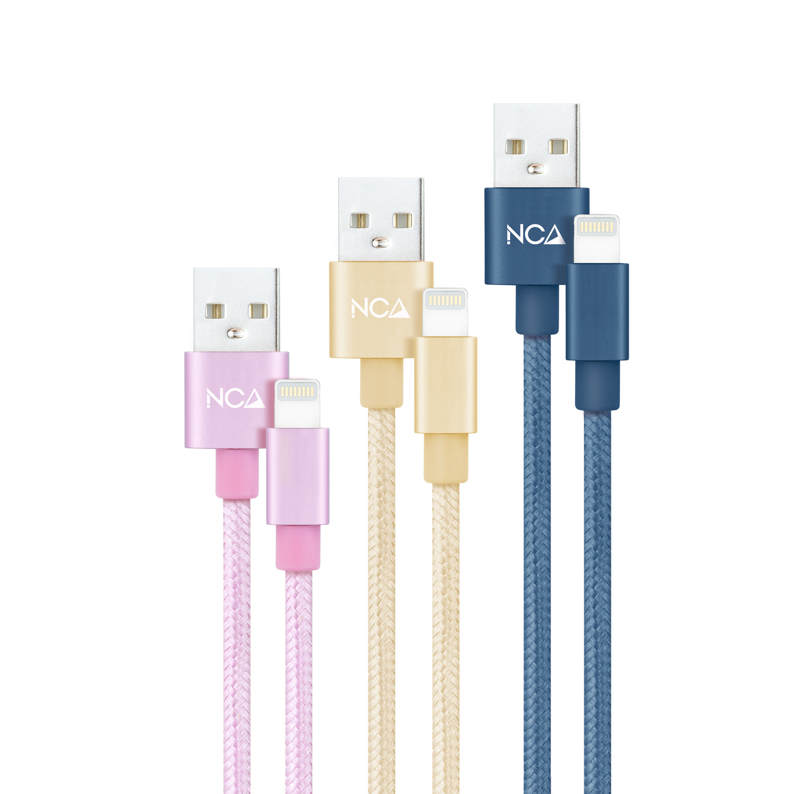 Cinque cavi da USB a Lightning. Rosa, beige e due cavi blu con il logo 'NCA' sull'estremità USB.