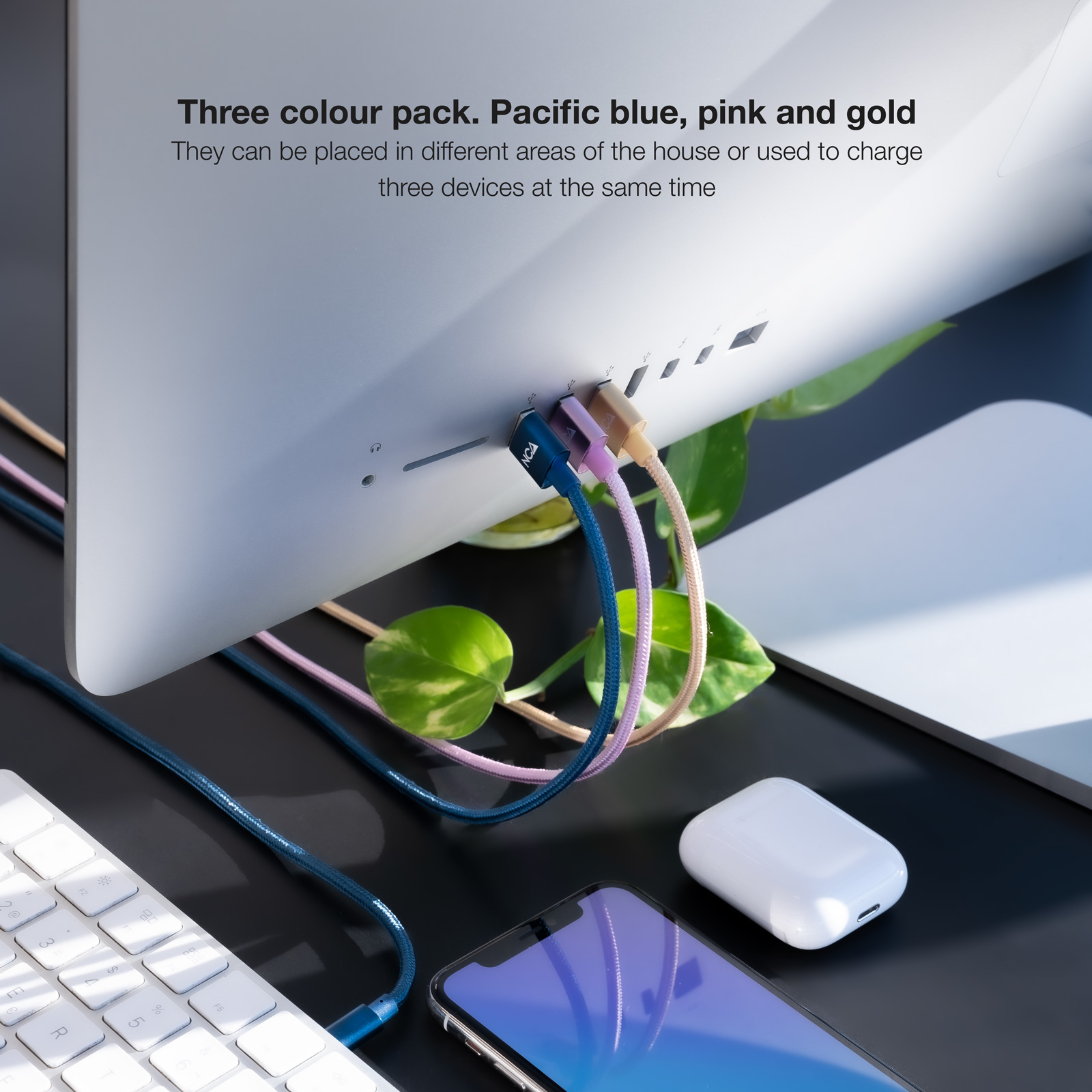 Tre cavi USB-C colorati collegati a un monitor, con un telefono e auricolari.