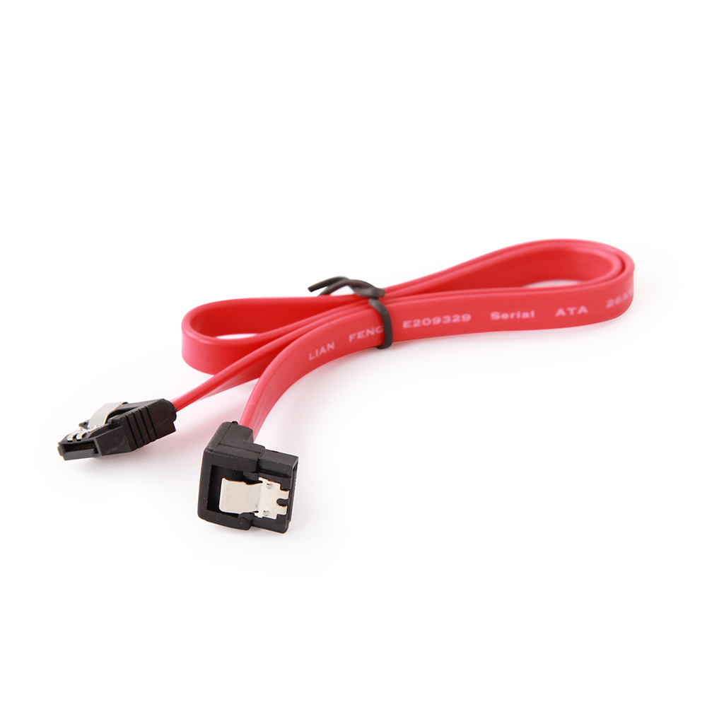 Czerwony kabel SATA. Jest zgięty, z czarnymi złączami na każdym końcu, na białym tle.