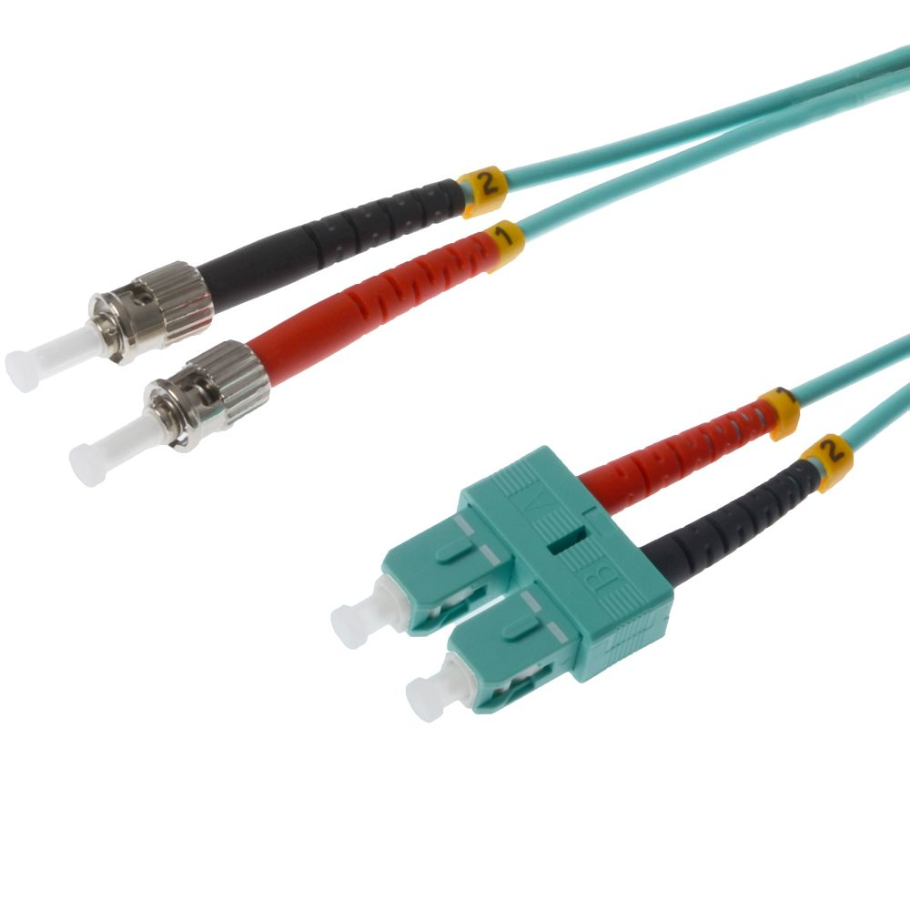 Due cavi in fibra ottica con connettori. Dettagli verdi e rossi. Sfondo bianco.